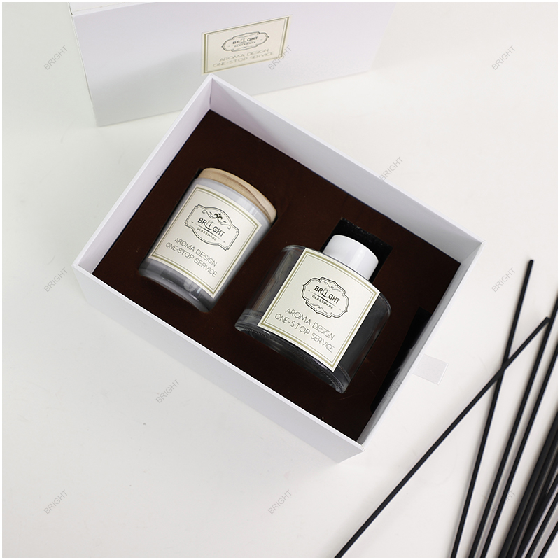 Glass diffuser and candle jar in a fitted presentation box Glass diffuser and candle jar in a fitted presentation box