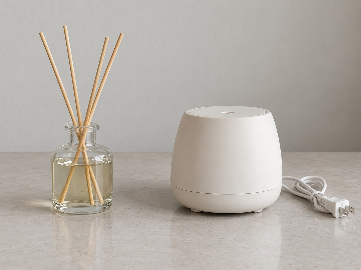 Passive and powered fragrance formats Illustration distinguishing a passive reed diffuser bottle from a powered aroma device