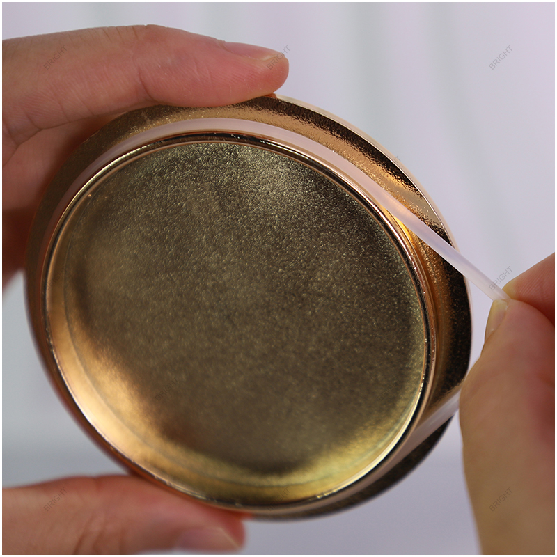 Metal candle lid with visible removable sealing ring